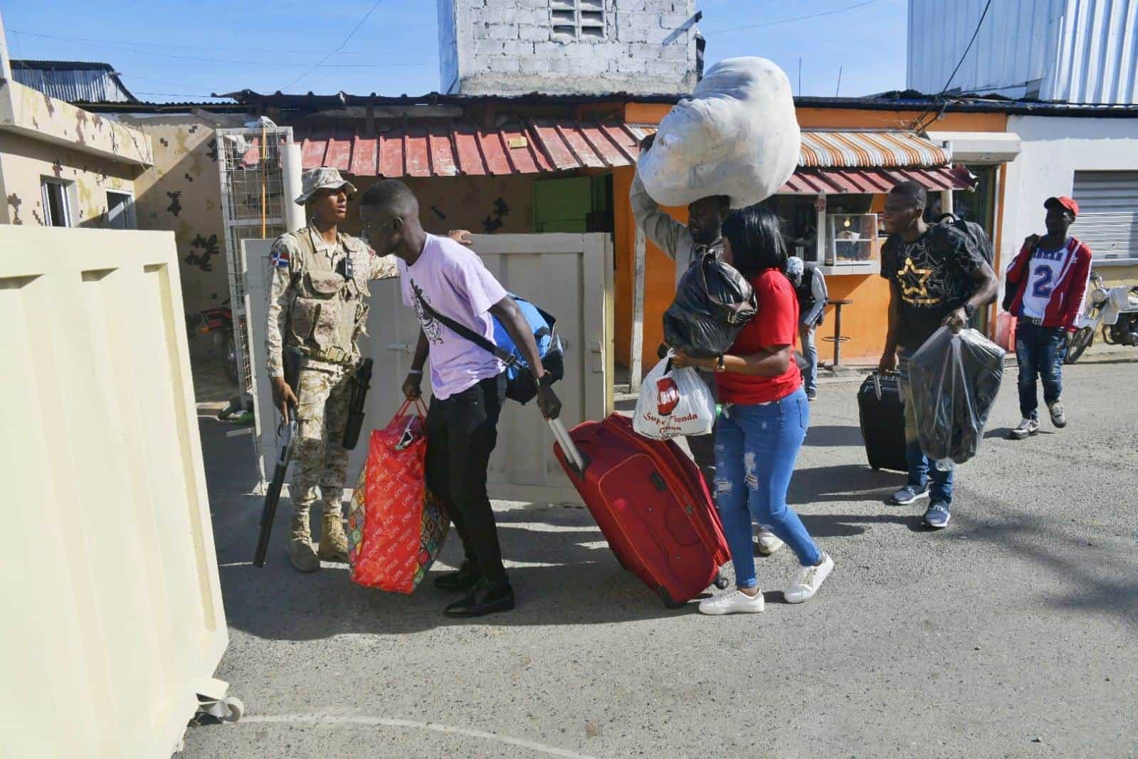 Les Haïtiens rentrent volontairement dans leur pays en raison d'une éventuelle fermeture totale de la frontière